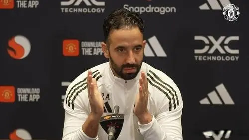 他正在努力, 踢不好, 曼联即将迎